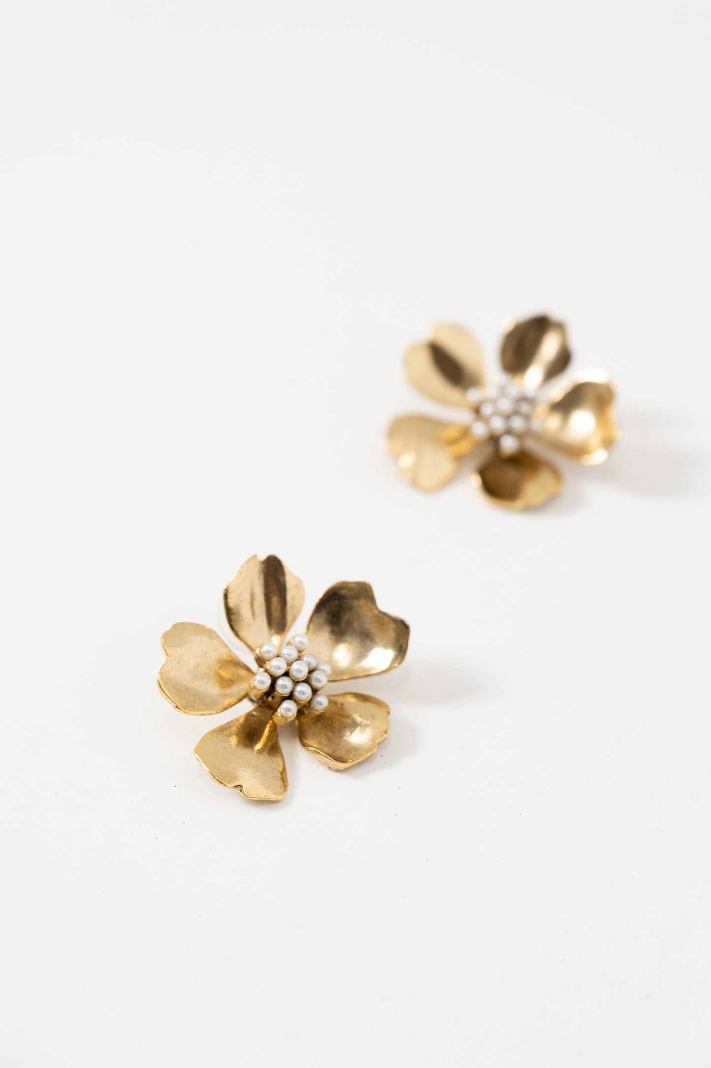 TROPICAL FLOWER STUD EARRING