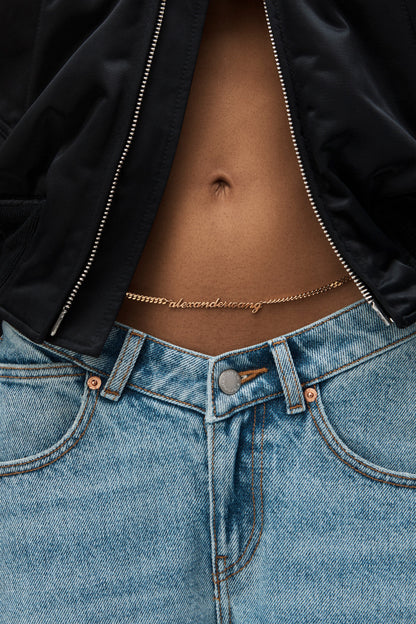 V FRONT RELAXED JEAN GOLD NAMEPLATE CHAIN