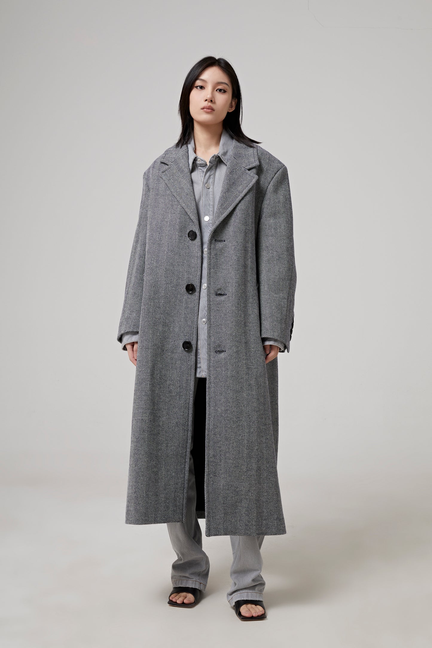 THREE BUTTONS COAT