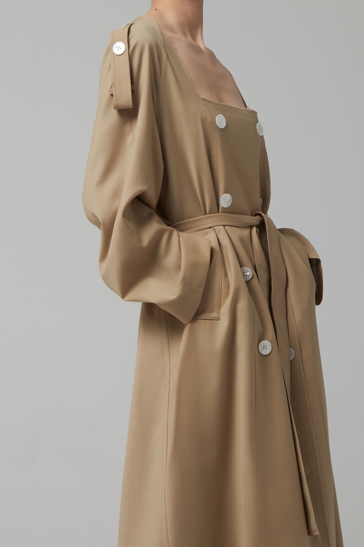 COLLARLESS SHELL BUTTON TRENCH